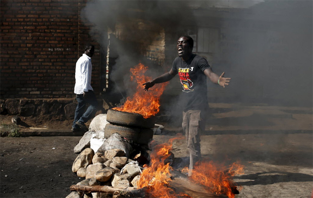 Manifestante contrrio ao presidente Pierre Nkurunziza faz barricada em Bujumbura, capital do Burundi; general rebelde anunciou golpe