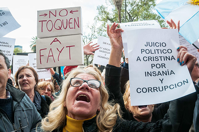 Em Buenos Aires, manifestantes fazem ato contra Cristina Kirchner e pela permanncia do juiz Carlos Fayt, 97, na Suprema Corte