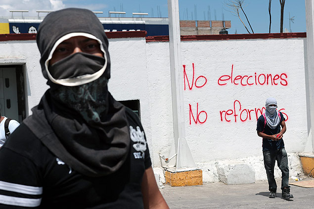 Grupo contrrio s eleies e que apoia parentes de estudantes desaparecidos pinta muro no Estado de Guerrero