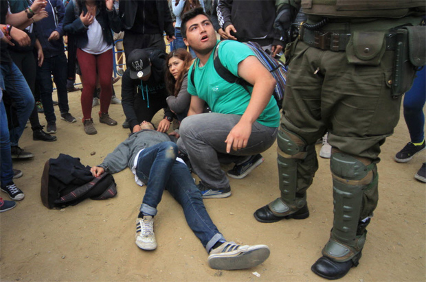 Aps dia de protestos por reforma educacional no Chile, dois jovens morreram baleados; eles teriam tentado pendurar cartaz em casa e o dono atirou