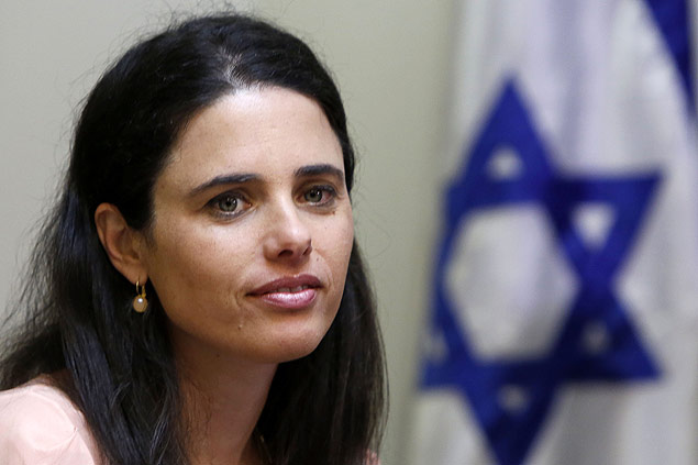 A ministra Ayelet Shaked durante sesso no Parlamento de Israel
