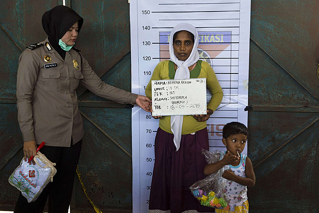 Mulher da minoria rohingya e seu filho so identificados pela polcia da Indonsia