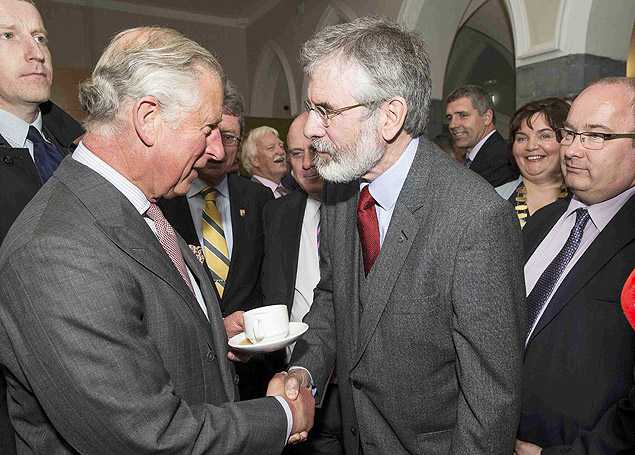 O prncipe Charles e o lder do Sinn Fein, Gerry Adams, se cumprimentam em universidade em Galway, na Repblica da Irlanda
