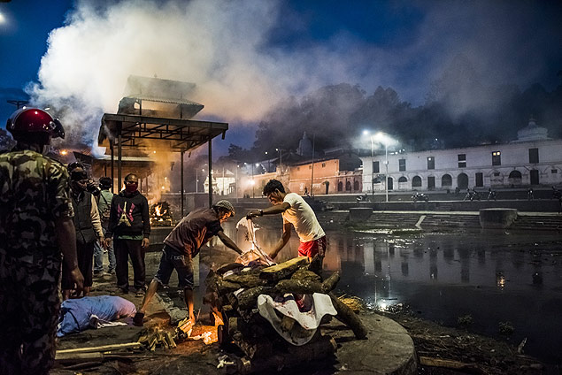 Homem prepara corpo de vtima do terremoto no Nepal para cremao na capital Katmandu