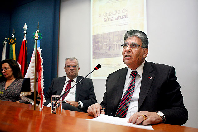 O embaixador da Sria no Brasil, Ghassan Nseir, fala durante palestra na Universidade de Braslia
