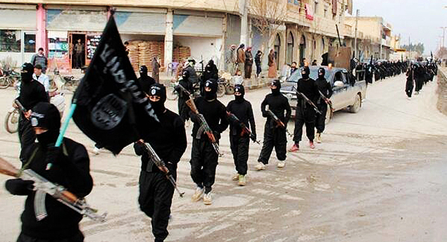 Foto de arquivo mostra militantes leais ao Estado Islâmico em Raqqa, na Síria
