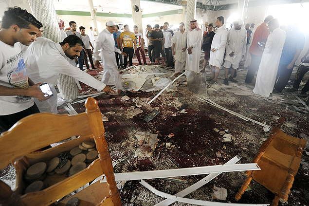 Fiis da mesquita Im Ali andam sob os escombros do prdio, atingido por um atentado suicida