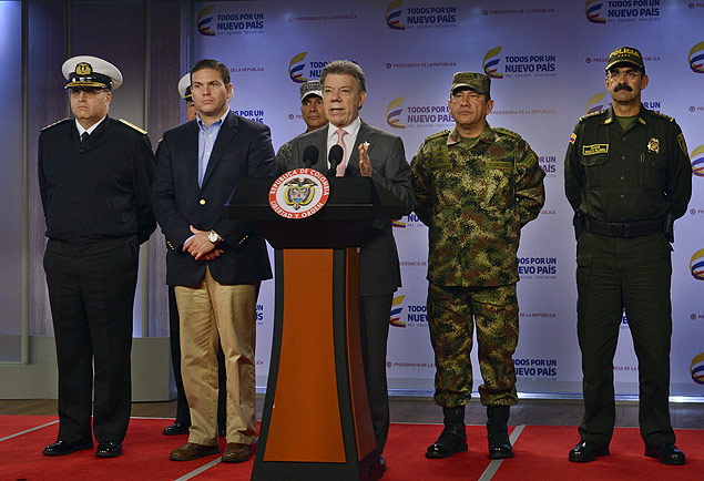 O presidente colombiano Juan Manuel Santos (centro) defende bombardeio contra as Farc