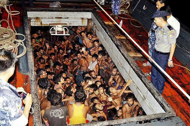 Foto divulgada pelo Ministrio de Informao de Mianmar mostra 219 imigrantes ilegais, a maioria bengaleses, amontoados em poro de navio em Rakhine, em Mianmar