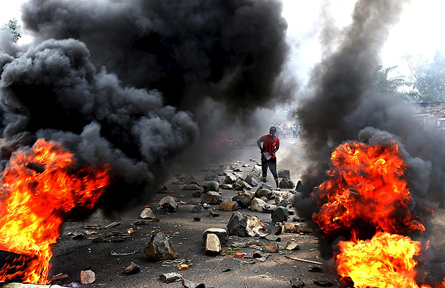 A protester sets up a barricade during a protest against Burundi's President Pierre Nkurunziza and his bid for a third term in Bujumbura, Burundi, May 22, 2015. REUTERS/Goran Tomasevic TPX IMAGES OF THE DAY ORG XMIT: GOT01