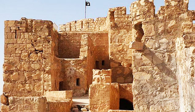 Imagem retirada de vdeo postado em site pr-militantes mostra a bandeira do EI no topo do castelo de Palmira
