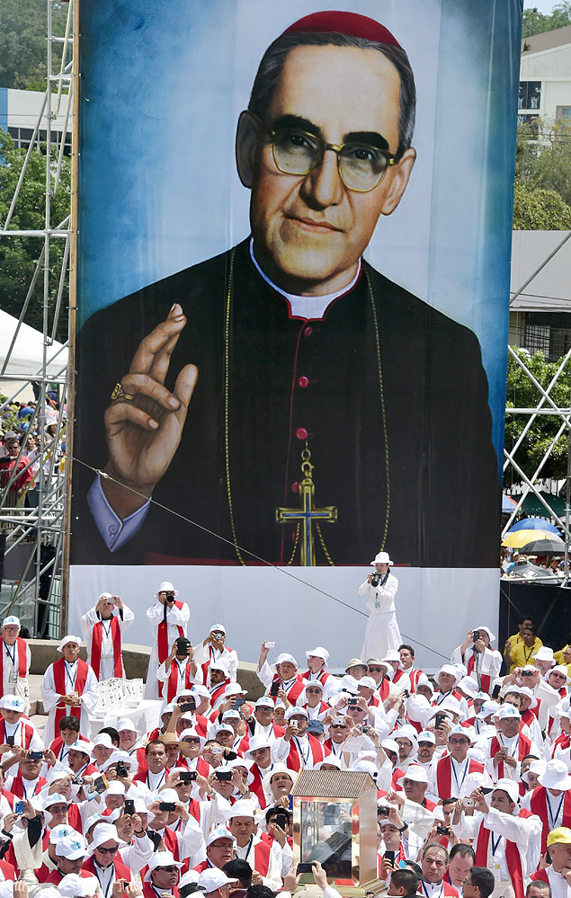 Milhares de cat�licos participaram da missa de beatifica��o de �scar Romero em San Salvador