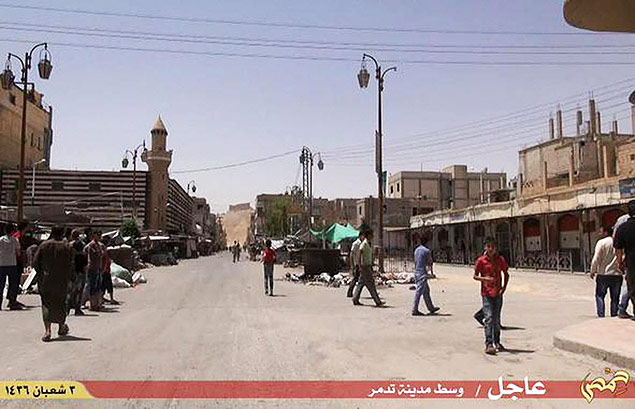 Imagem retirada de vdeo mostra pessoas caminhando em uma rua de Palmira, supostamente depois dos militantes tomarem a cidade milenar