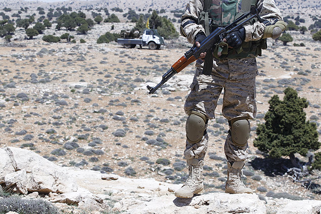 Guerrilheiro do Hizbullah carrega sua arma em Khashaat, na regio de Qalamun (Sria), retomada pela milcia