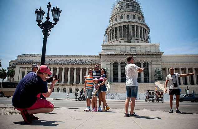 Turistas americanos posam para foto diante do capitlio, em Havana