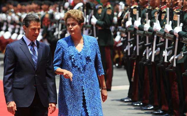 Rousseff ao lado do presidente do Mxico, Enrique Pea Nieto em visita  sede do Executivo na Cidade do Mxico