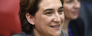 Nova prefeita de Barcelona, Ada Colau foi arrastada por policiais durante protestos contra despejos (Josep Lago/AFP)