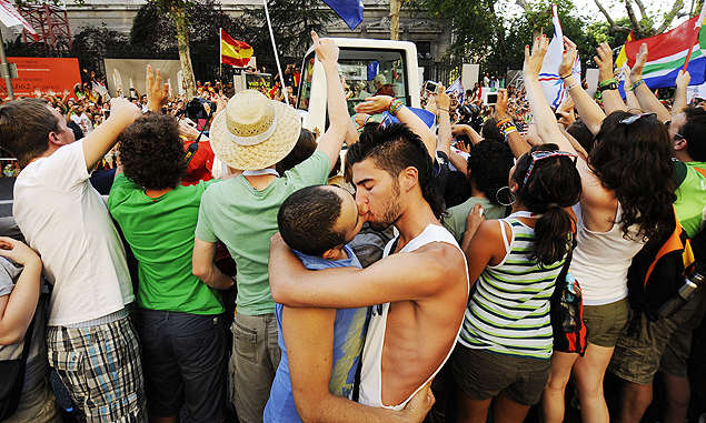 Casal gay se beija diante do papamvel de Bento 16 durante sua passagem por Madri, em 2011