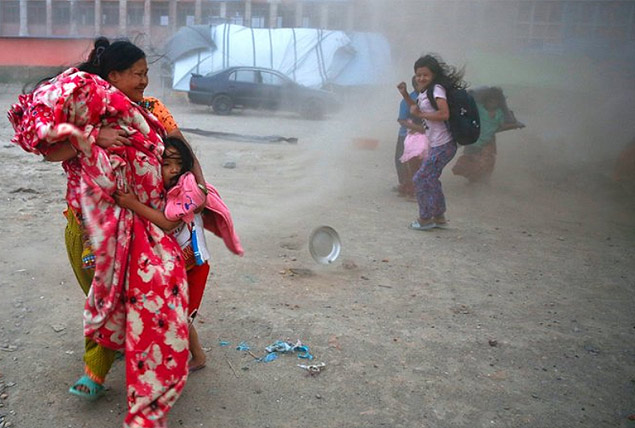 Pessoas fogem de tempestade no Nepal; pas vive em pnico aps forte terremoto em abril