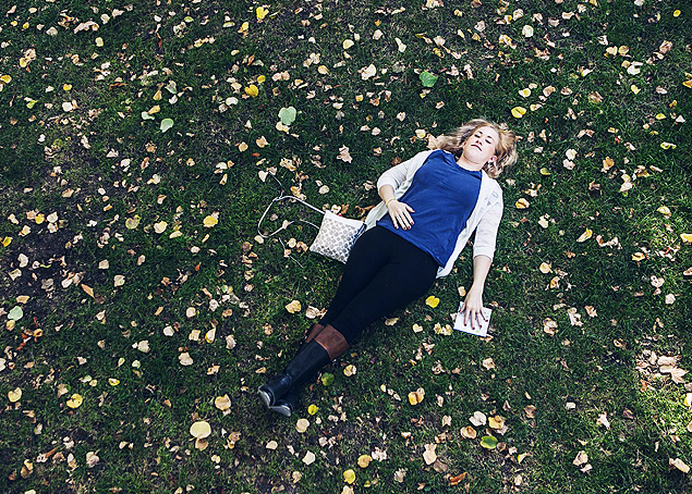 Courtney Wilson relaxa em um parque em Madri aps encerrar contrato com o Exrcito americano