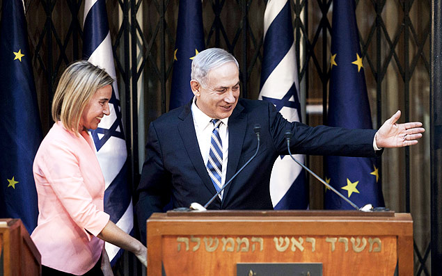 A chefe da diplomacia europeia, a italiana Federica Mogherini, em encontro com Binyamin Netanyahu em Jerusalm, no dia 20