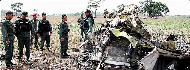 Soldados venezuelanos observam destroos do avio que foi derrubado