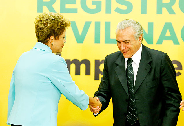 Dilma Rousseff e o vice, Michel Temer, se cumprimentam em cerimnia em Braslia