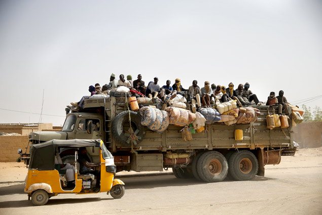 Imigrantes lotam um caminho que deixa Agadez, no Nger, em direo a Sabha, na Lbia