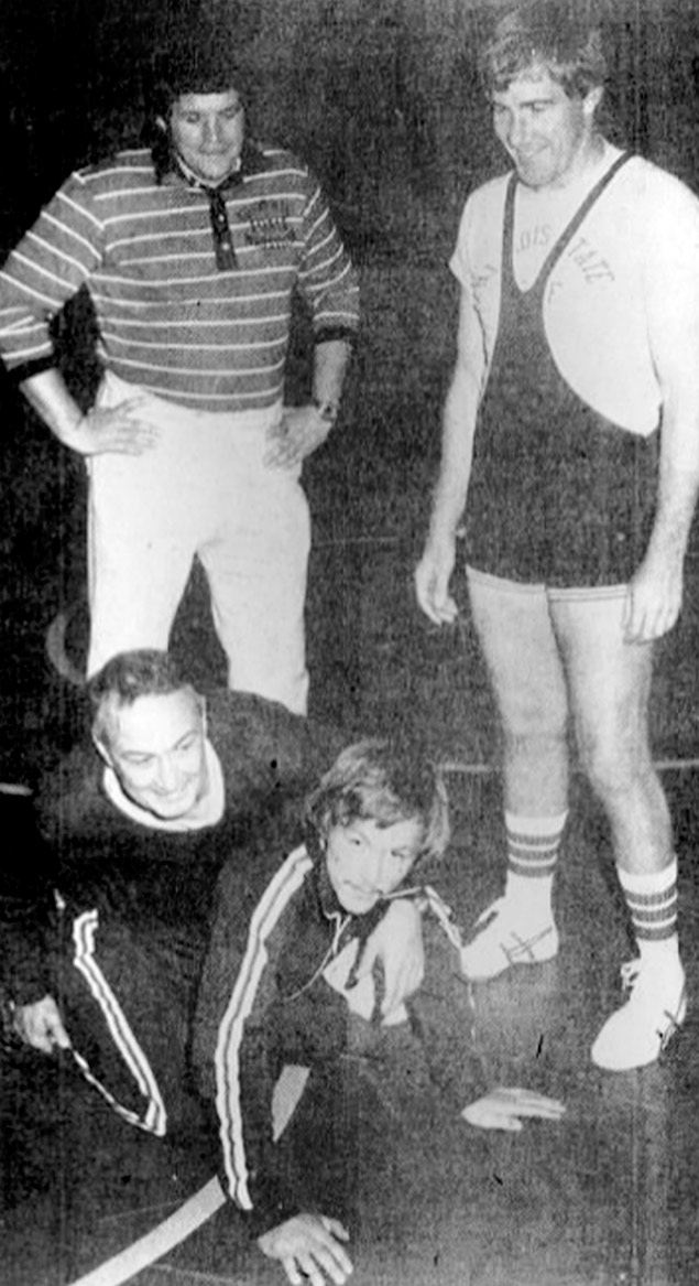 Foto de 1975 mostra Dennis Hastert (de p,  esq.) quando ele ainda era treinador de luta livre