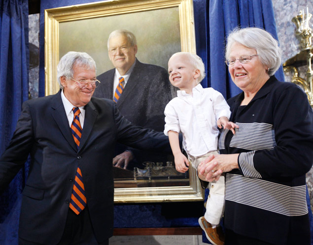 Foto de 2009 mostra Dennis Hastert, com sua mulher, Jean, e seu neto, Jack, em frente a seu retrato