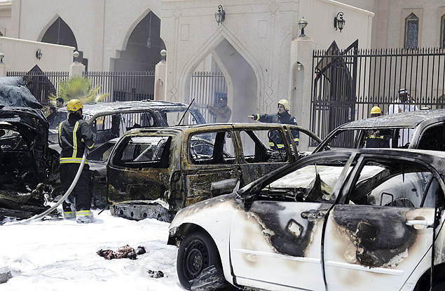 Bombeiros apagam incndio provocado pela exploso na porta de uma mesquita xiita de Dammam