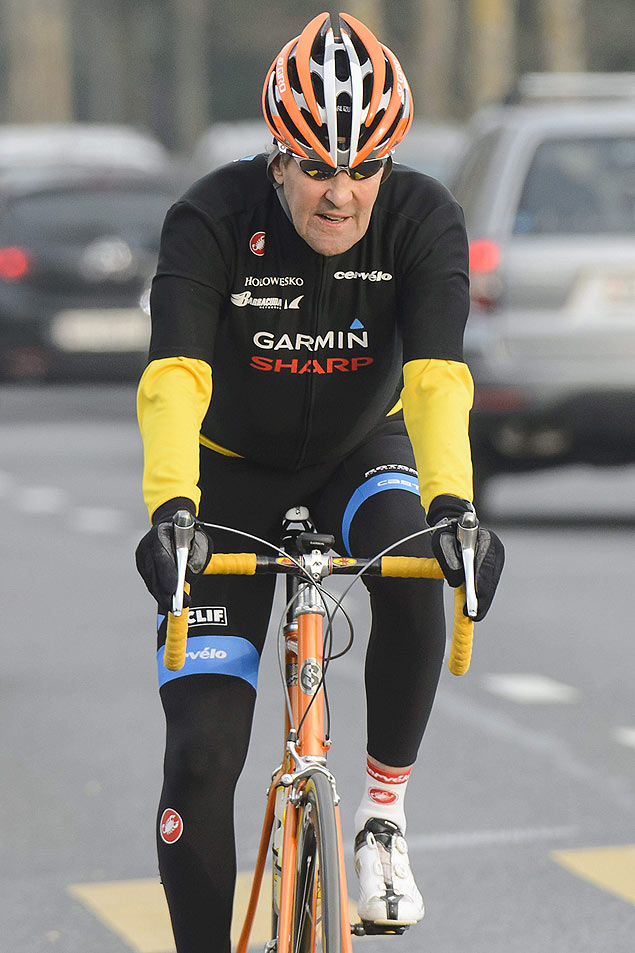 Secretrio de Estado dos EUA, John Kerry, anda de bicicleta em Lausanne (Sua) no dia 16 de maro