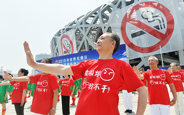 Idosos participam de campanha antitabagismo diante do Estdio Nacional em Pequim