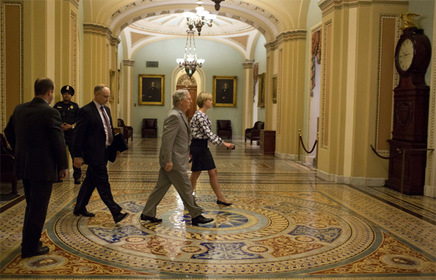O lder republicano, Mitch McConnell (decinza), deixa sala no Senado aps negociar nova lei de espionagem telefnica
