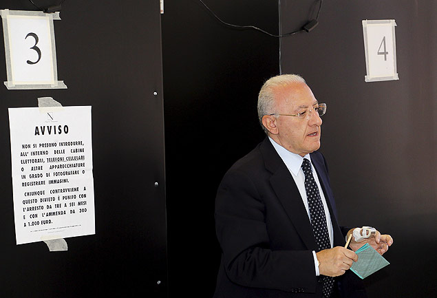 Vincenzo De Luca, do Partido Democrtico italiano, deixa urna aps votar em Salerno