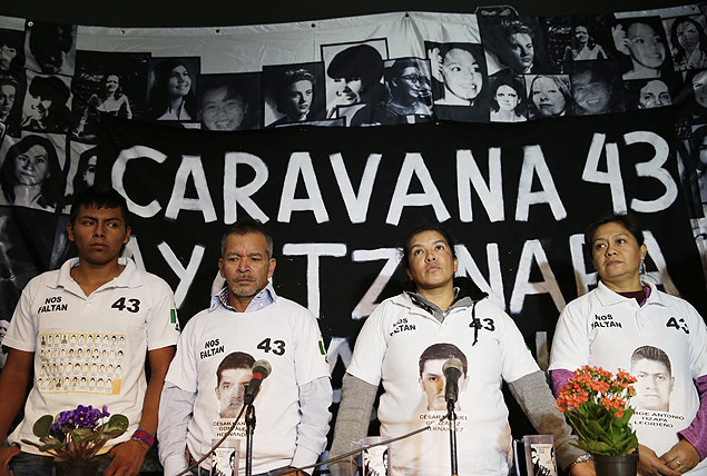 Parentes de 43 estudantes mexicanos desaparecidos de Ayotzinapa, Mxico, do coletiva em So Paulo
