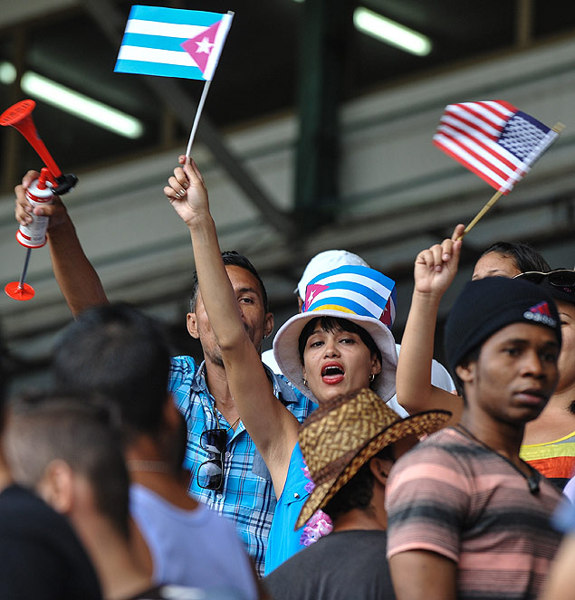 Cubanos celebram partida de futebol entre a seleo local e o New York Cosmos em 2 de junho