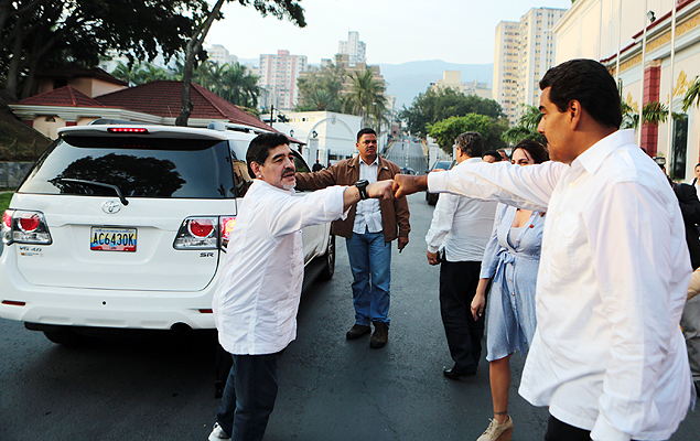 Diego Maradona (esq.) se despede do presidente Nicols Maduro durante visita  Veneuela