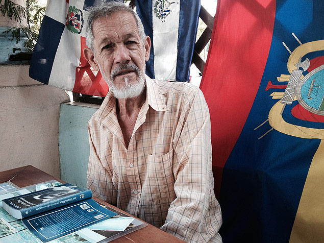 O poeta "proscrito" Ernesto Cantelli, 69, que vive na periferia de Havana e faz bicos como guia turstico