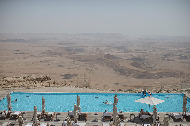 Turistas nadam em piscina do hotel Beresheet no deserto de Negev, em Israel