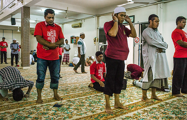 Muulmanos rohingya rezam em uma mesquita em Kuala Lumpur, na Malsia, para onde migraram