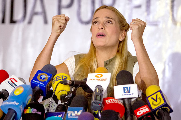 Lilian Tintori, mulher do opositor preso Leopoldo Lpez, durante entrevista  imprensa em Caracas 