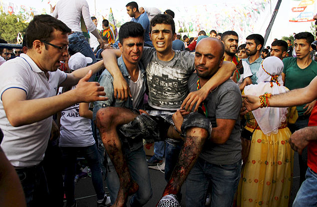 Homem ferido  carregado aps exploso em comcio de partido pr-curdo em Diyarbakir