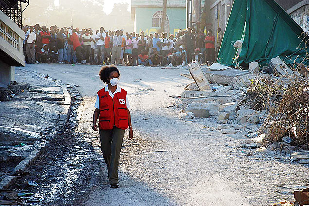 Funcionria da Cruz Vermelha em rua de Porto Prncipe trs dias aps o terremoto de 2010