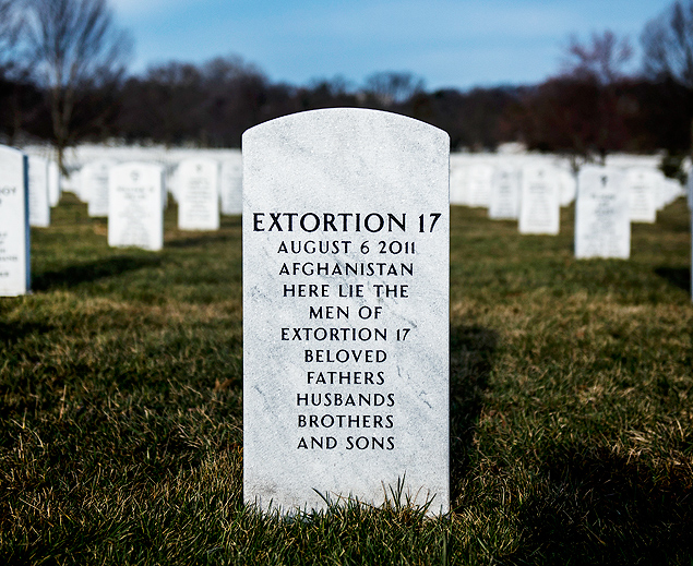 Tmulo com restos mortais de integrantes dos Seals no Cemitrio Nacional de Arlington, Virgnia