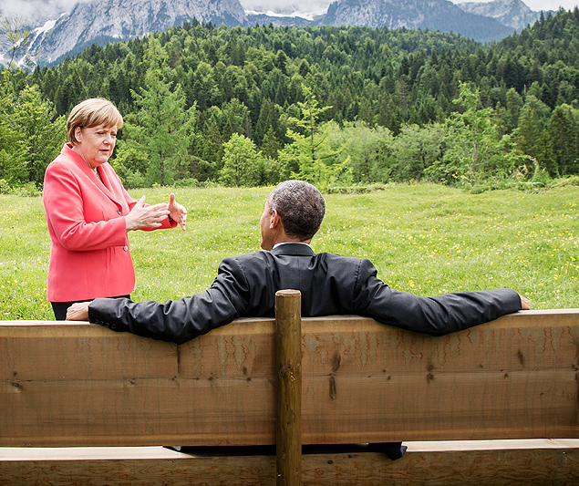 Chanceler alem, Angela Merkel, conversa com presidente dos EUA, Barack Obama, durante G7