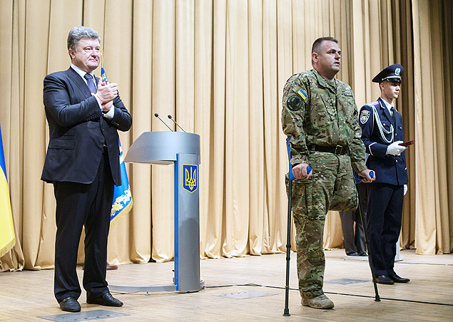 Presidente da Ucrnia, Petro Poroshenko, aplaude soldado ferido durante cerimnia em Kiev