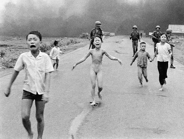 Foto tirada por Nick Ut em 8 de junho de 1972 mostra crianas fugindo de ataque com napalm no Vietn