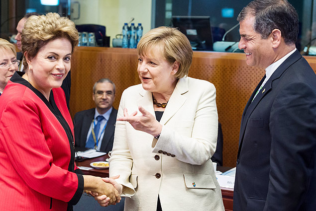 Dilma com a chanceler alem, Angela Merkel, e o presidente do Equador, Rafael Correa, em Bruxelas