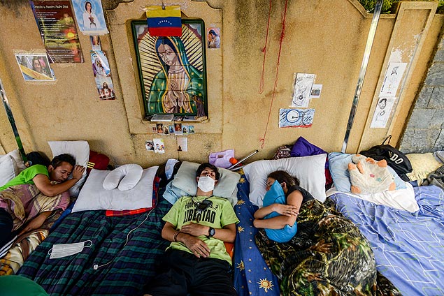 Estudantes do lado de fora da igreja de Guadalupe, em Caracas, fazem greve de fome por opositores presos 